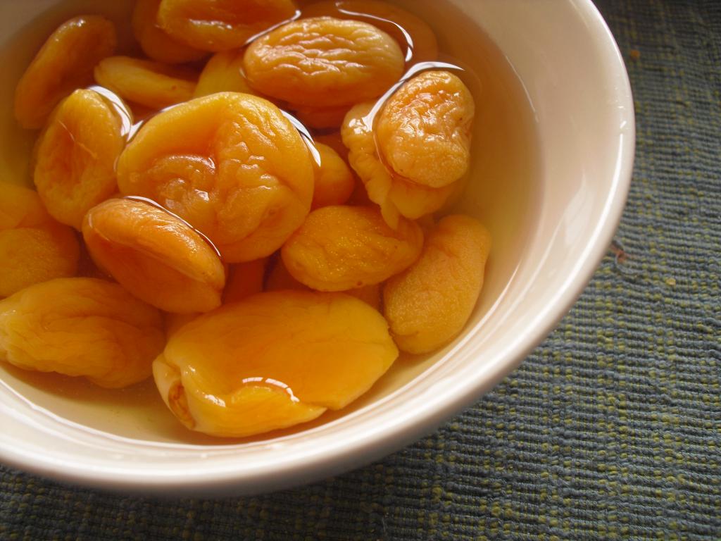 Съела абрикосы когда можно кормить грудью. можно ли кормящей маме абрикосы и персики