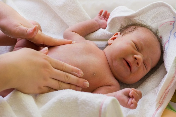 У новорожденного пучит животик: что делать, чтобы выпустить газики