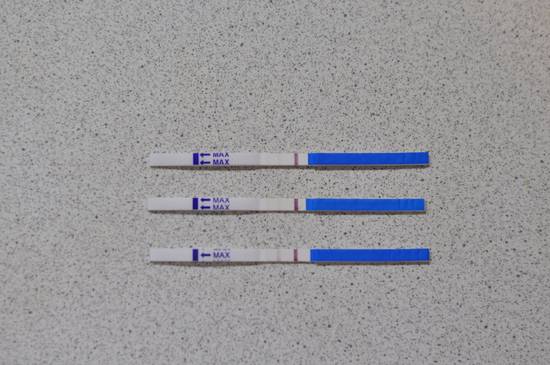 Тест на беременность: вторая полоска еле видна и что влияет на показания теста?