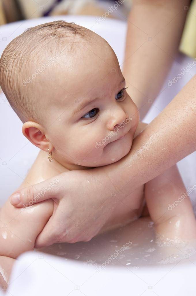 Можно ли мыть ребенка при кашле и насморке комаровский видео