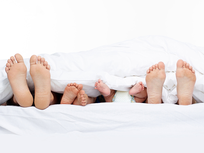 Совместный сон с ребёнком – преимущества и недостатки сна с грудничком