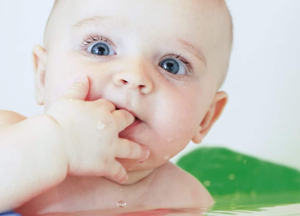 Почему у грудного ребенка текут слюни – причины и что делать