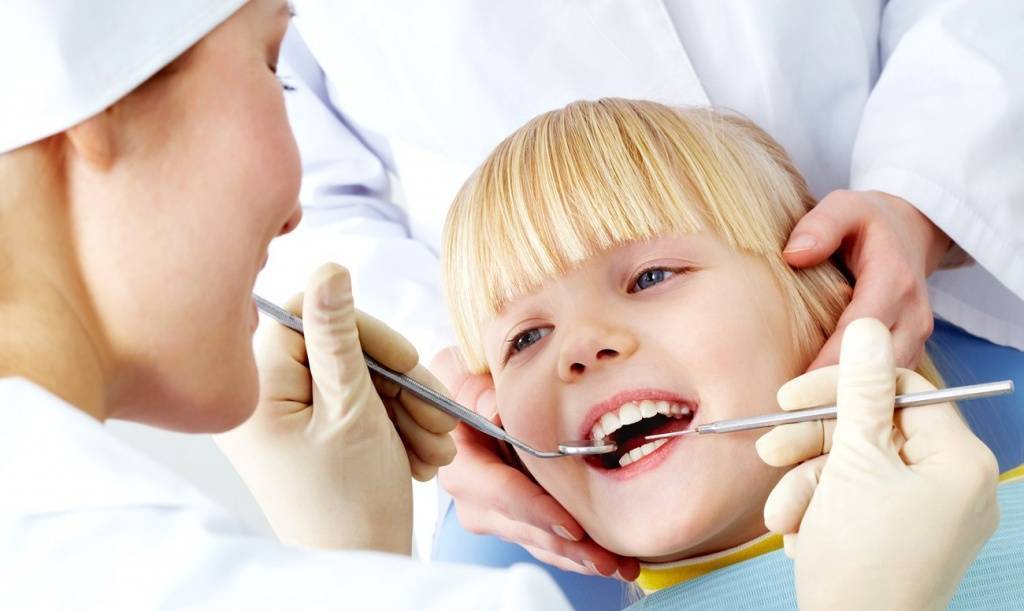 Детский кариес молочных зубов: надо ли его лечить ребёнку, какое лечение необходимо, советы стоматологов