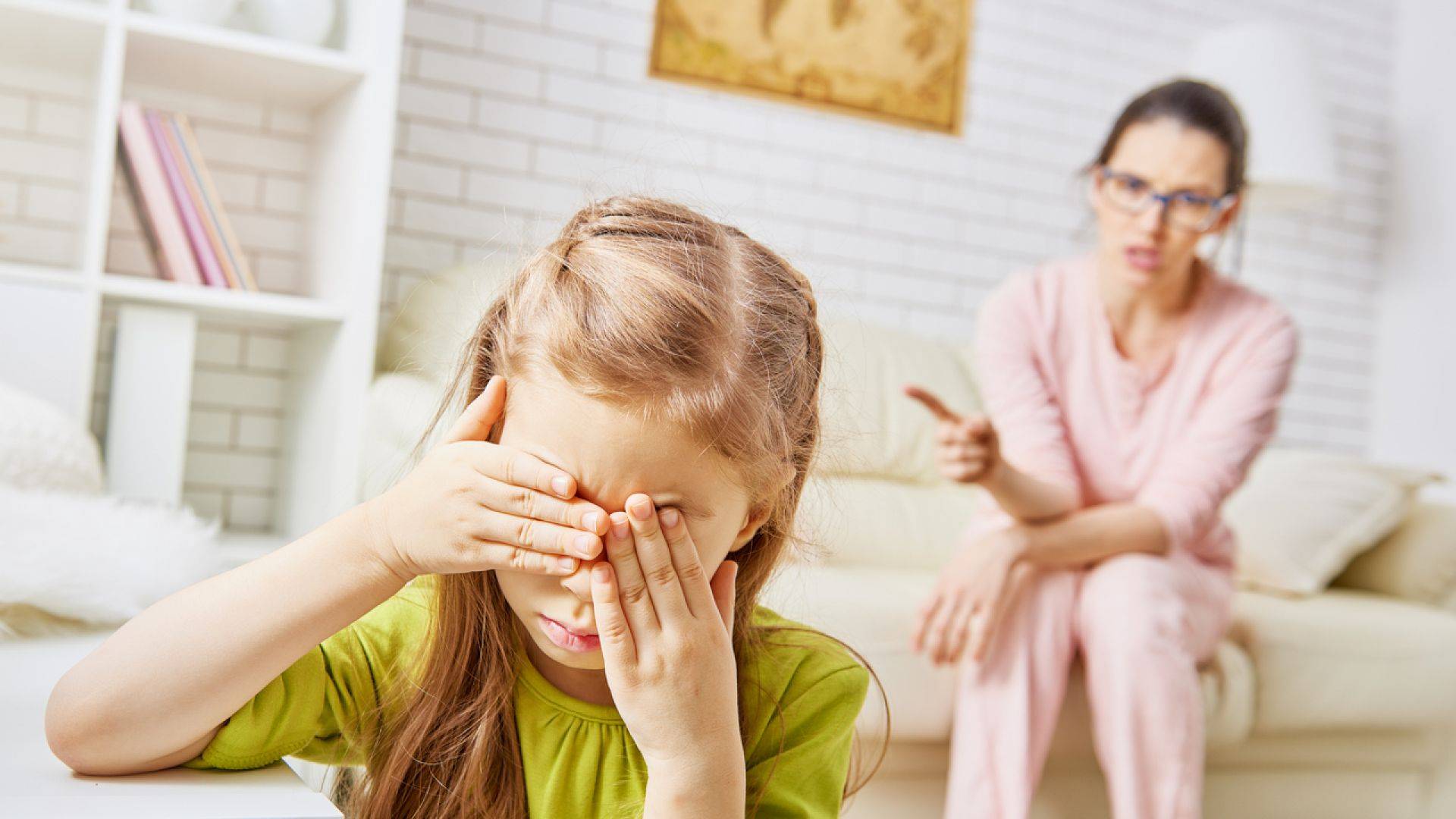 5 мифов воспитания, которые делают жизнь ребёнка невыносимой