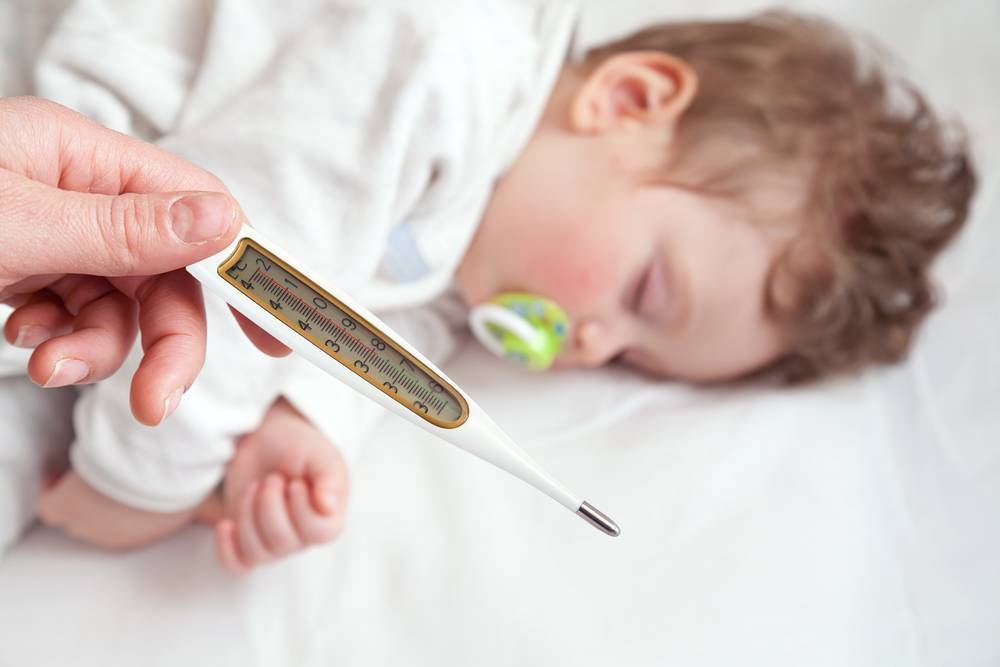 После прививки у ребенка поднимается температура: нормально ли это?