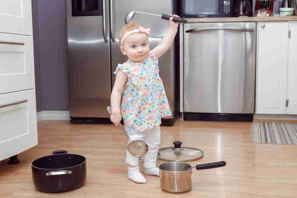 Чем занять ребенка на кухне, пока мама готовит | бебинка | яндекс дзен