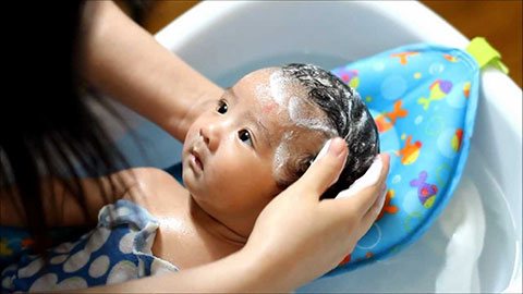 Какими средствами и как часто нужно мыть голову новорожденному ребенку