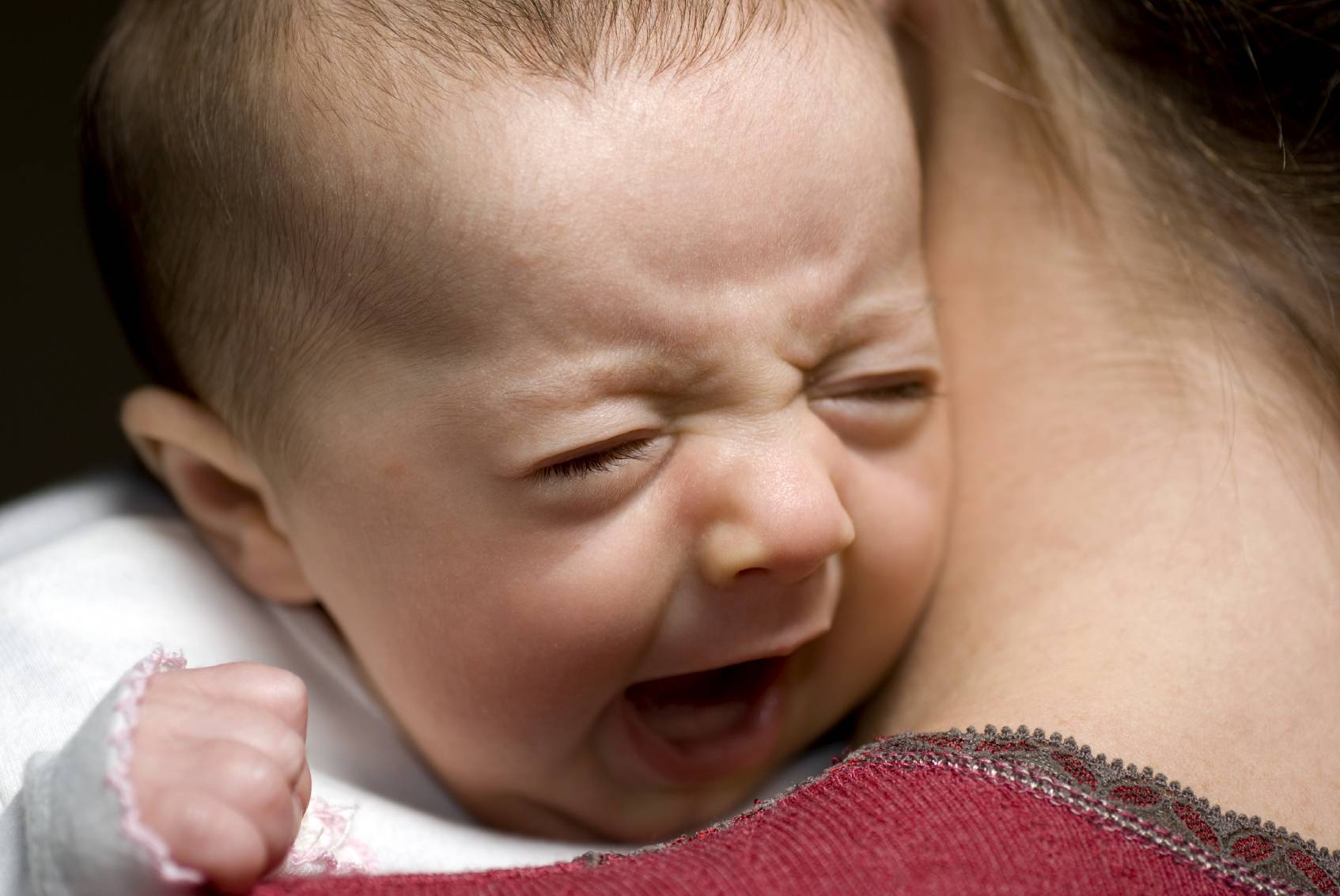 Как успокоить новорожденного, когда он плачет: инструкция с видео