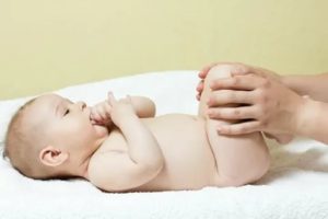 Колики у новорожденного. как помочь малышу?