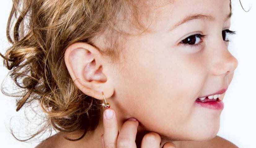 Когда прокалывать уши девочке: мнения и рекомендации