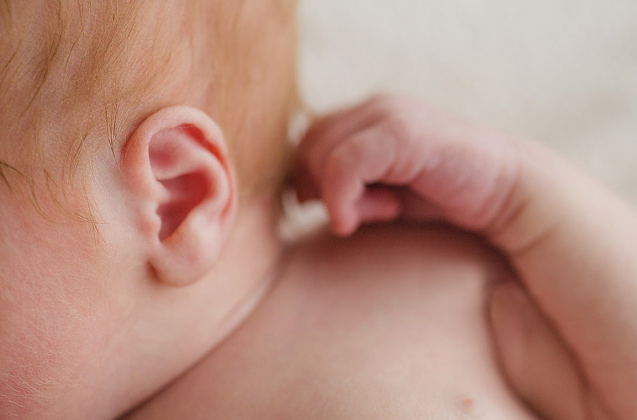 Почему грудной ребенок чешет уши | медик03
