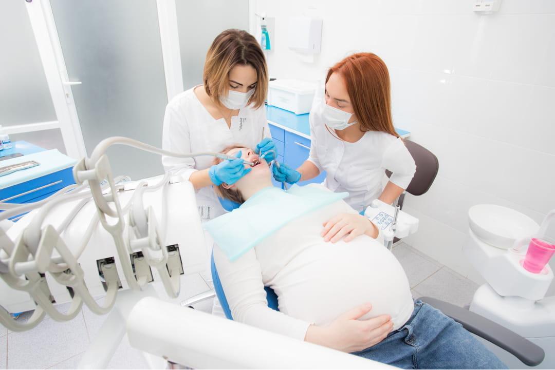 Можно ли во время беременности лечить зубы с анестезией, в каком триместре беременным лучше обратиться в стоматологию?