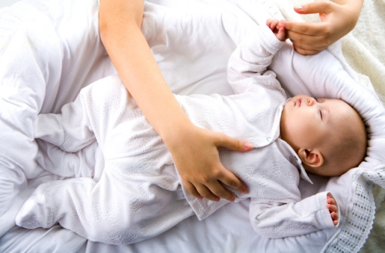 Что делать, если ребенок спит только на руках