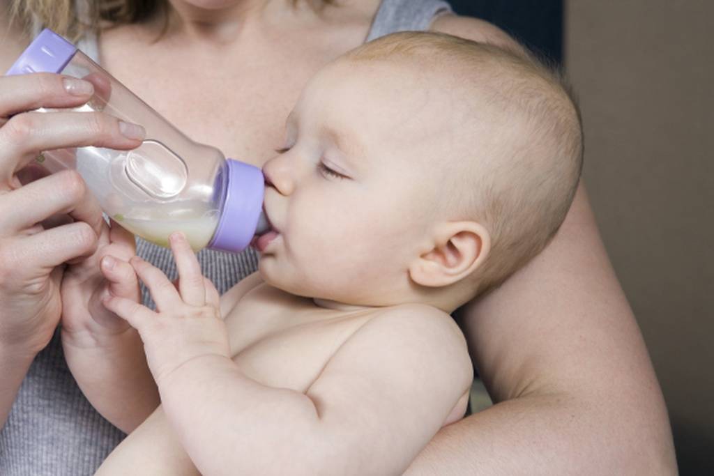 Как правильно кормить новорождённого смесью: по времени и количеству