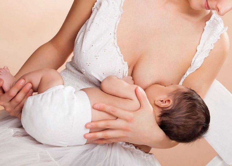 Помощь мужа во время кормления грудью
