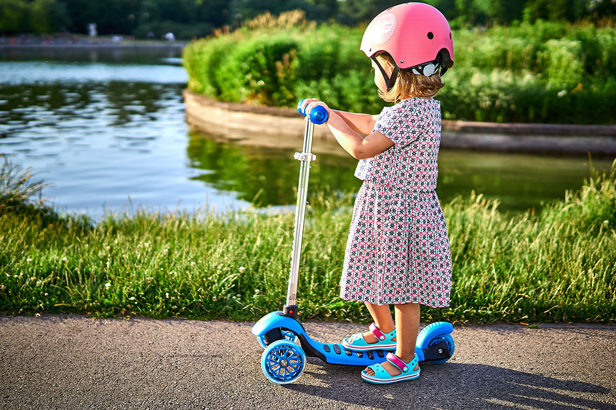 Самокаты для детей от 7 лет: как выбрать самокат с большими колесами для девочки или мальчика? рейтинг лучших детских моделей