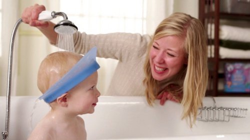 Как помыть голову ребенку без слез: маленькие хитрости для родителей