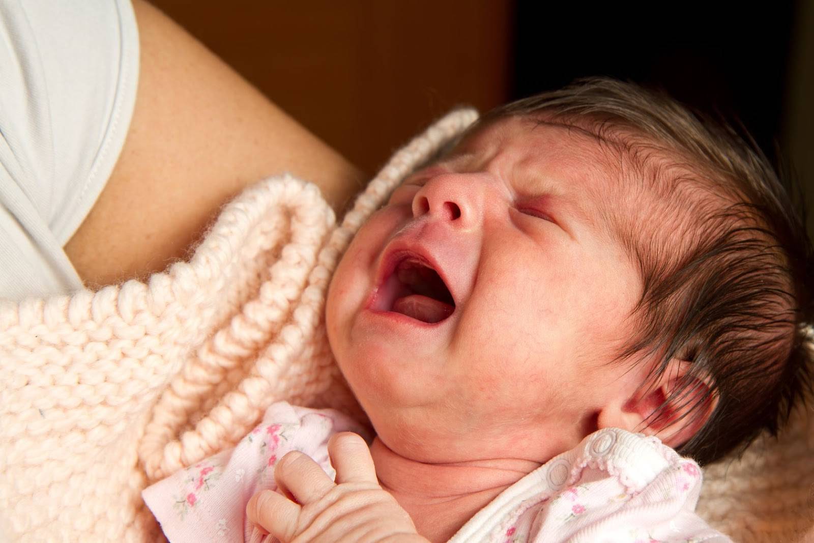 Новорожденный постоянно плачет и капризничает - всё о грудничках