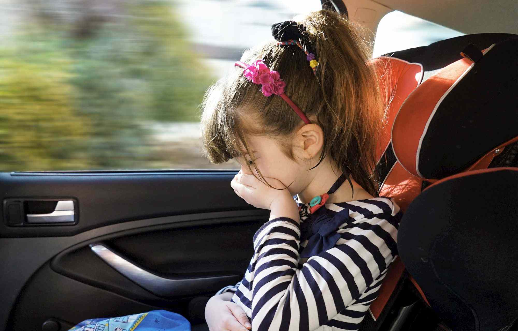 Ребенка укачивает в машине: что делать, если тошнит и рвет в транспорте