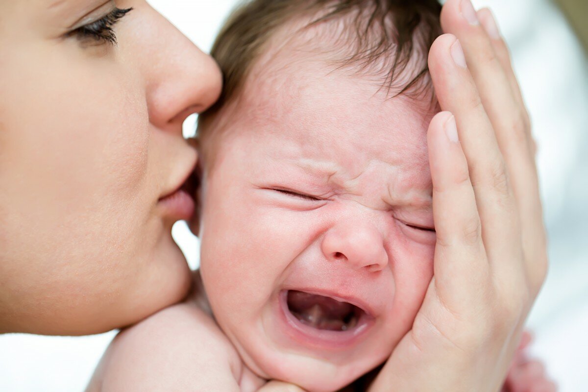 Новорождённый постоянно плачет: как понять причину и помочь ребенку