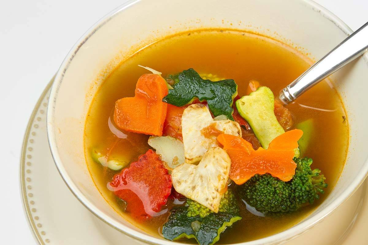 Первый суп для ребенка 6 месяцев. бульоны и супы для детей от 6 месяцев до года.