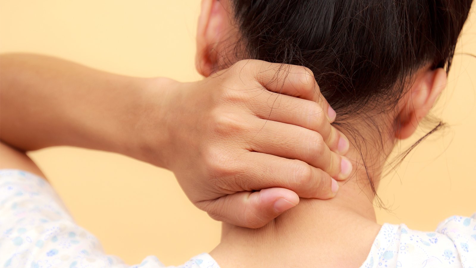 У ребенка болит шея: причины, что делать и чем лечить