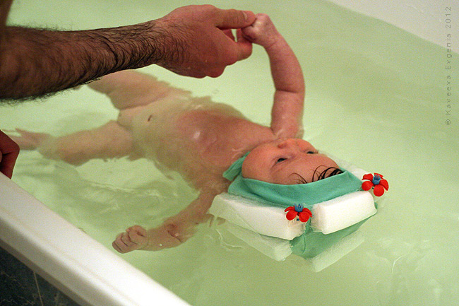 Грудничковое плавание: обучение в ванной на дому