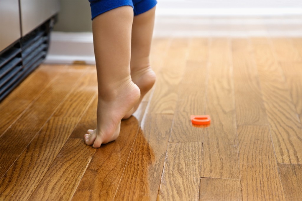 Е. комаровский: ребенок ходит на носочках - причины, почему дети встают на цыпочки