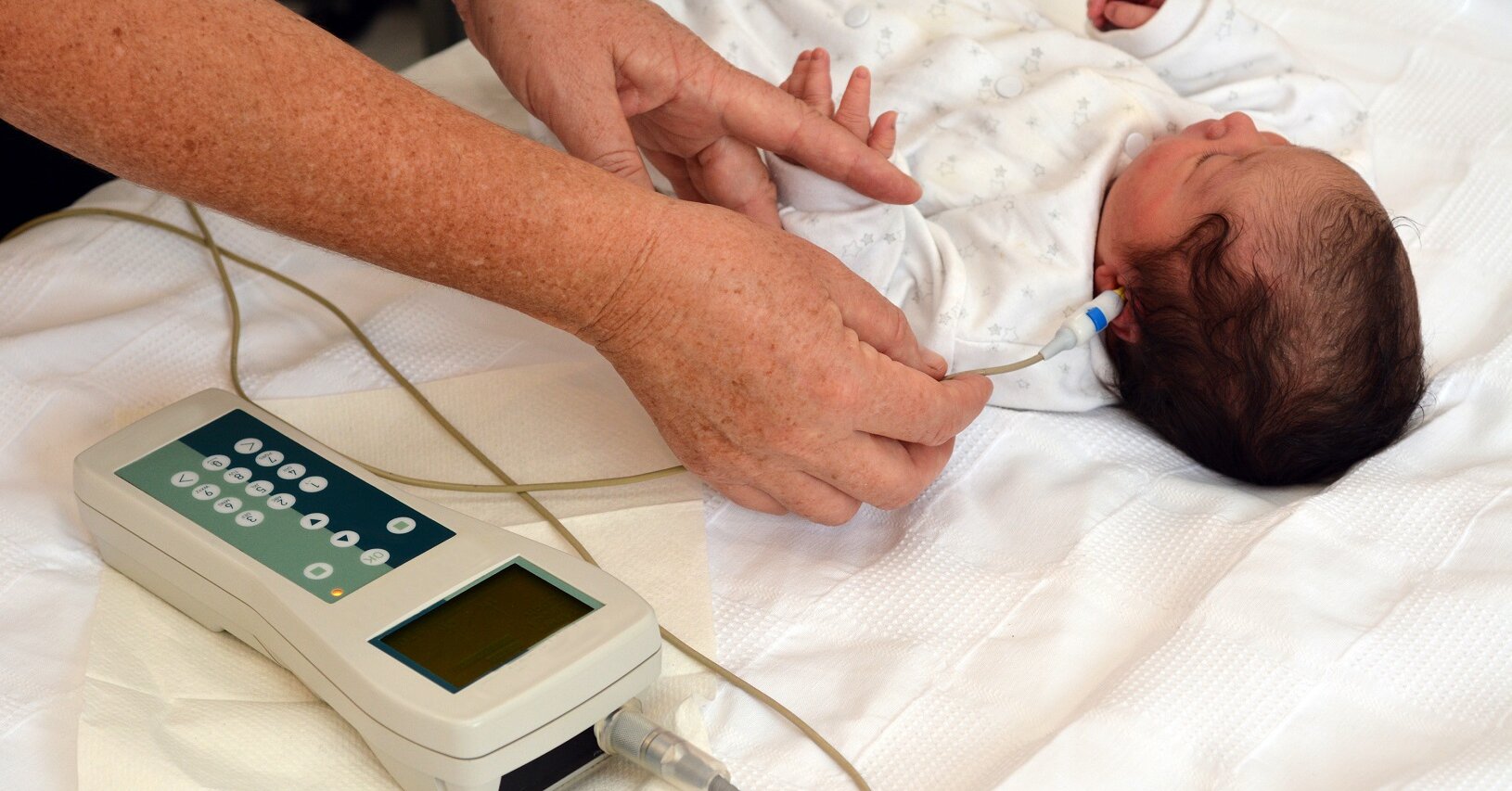 Проверка слуха у новорожденного или аудиологический скрининг - уход за новорожденным