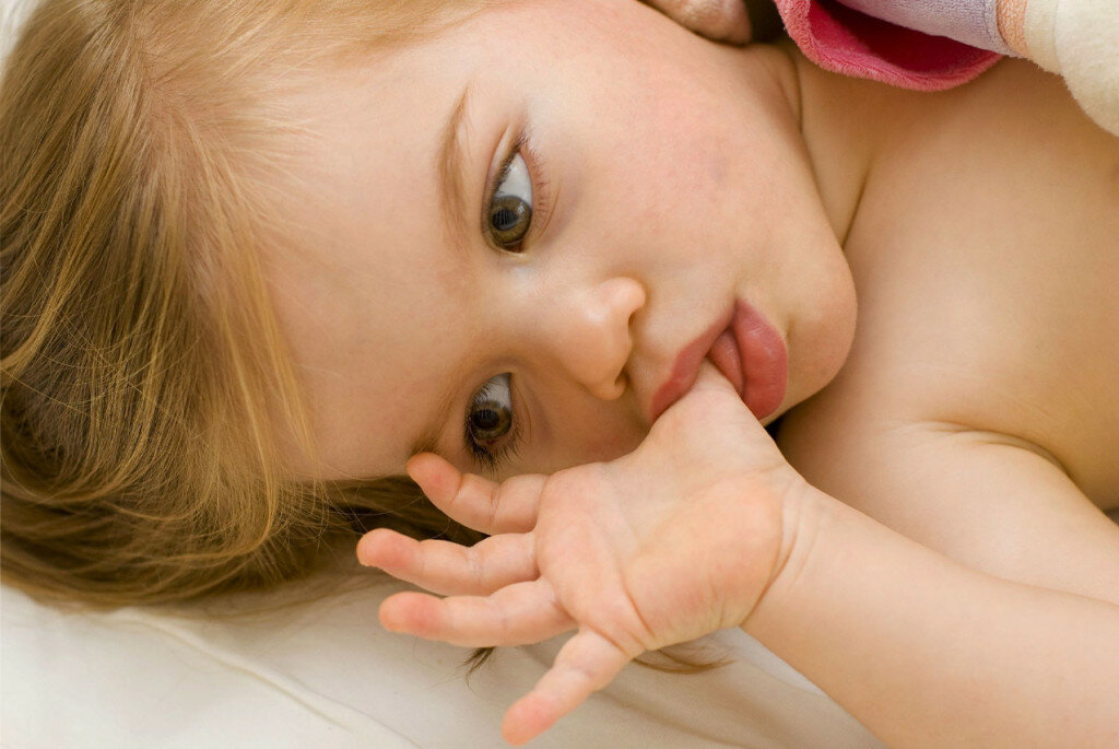 Как отучить ребенка сосать палец - топ 8 советов
