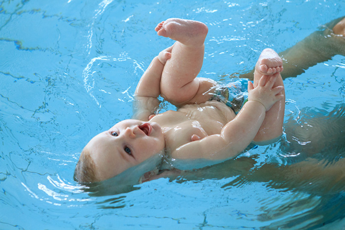 Все о плавании грудничков и новорожденных: видео-уроки и методики обучения навыкам в ванне и бассейне