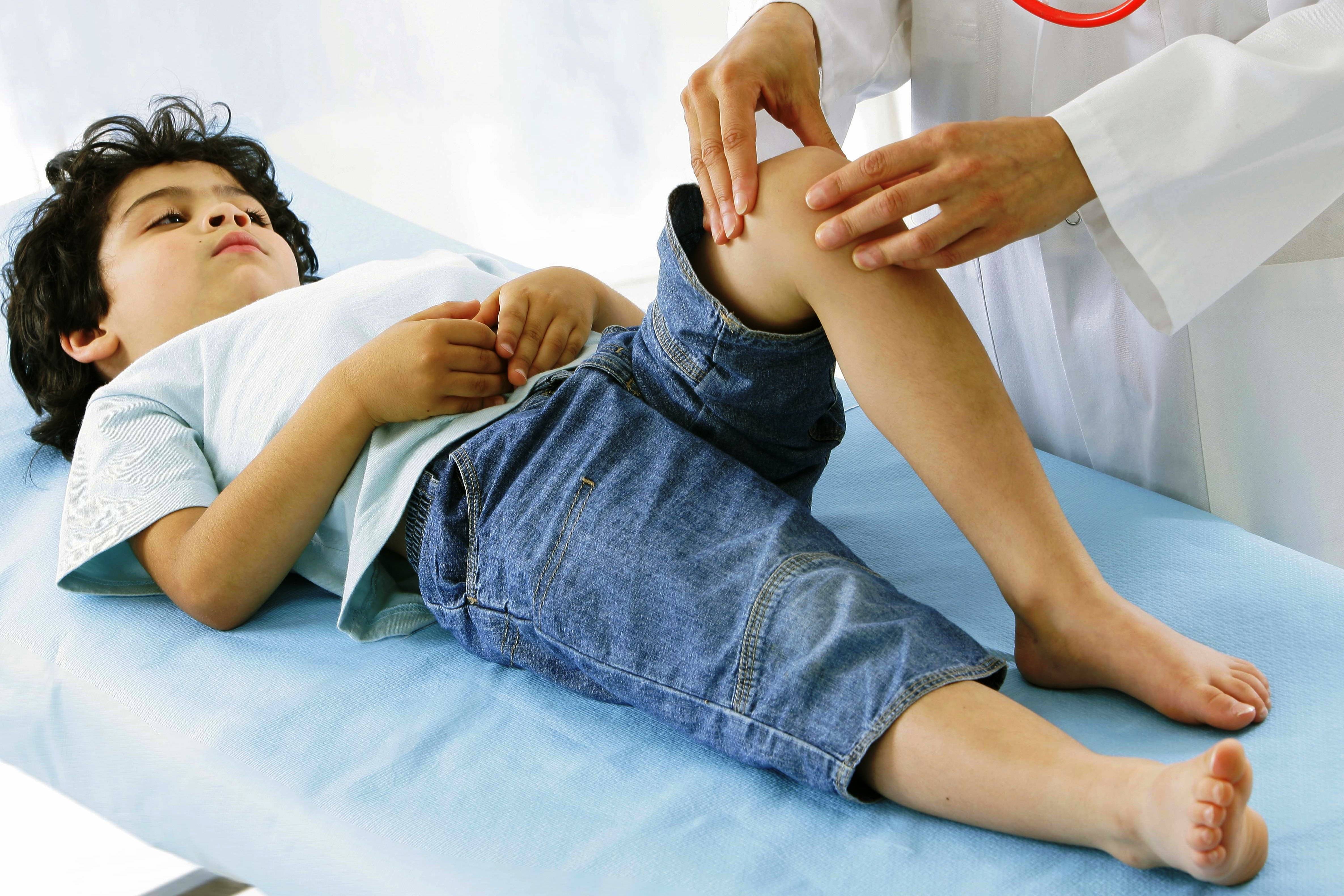 У ребенка болят ноги без видимых причин: что делать и почему болят по ночам
