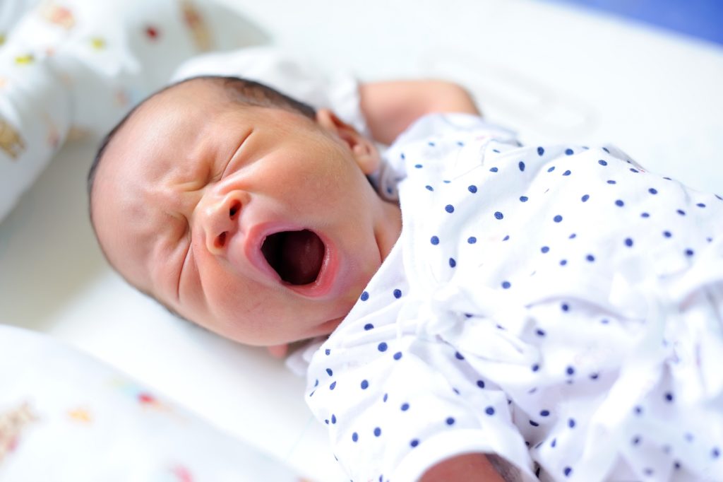 Затрудненное и учащенное дыхание у новорожденного младенца