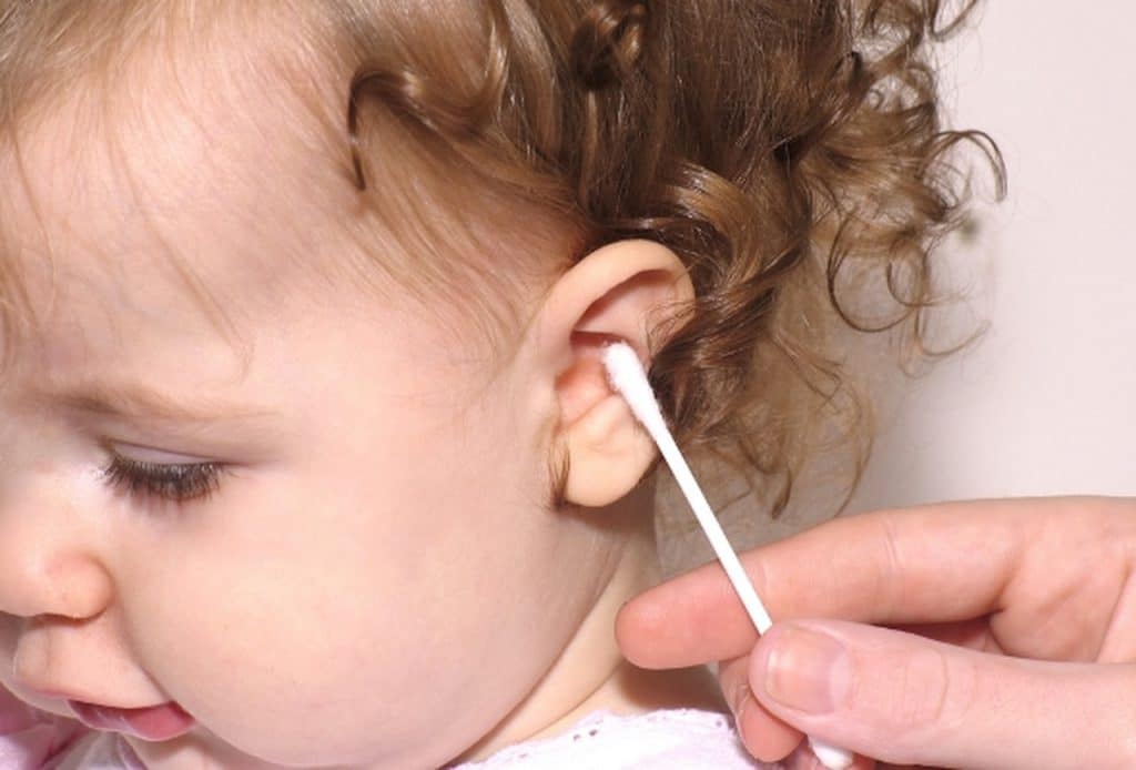 Как чистить уши грудному ребенку, и нужно ли