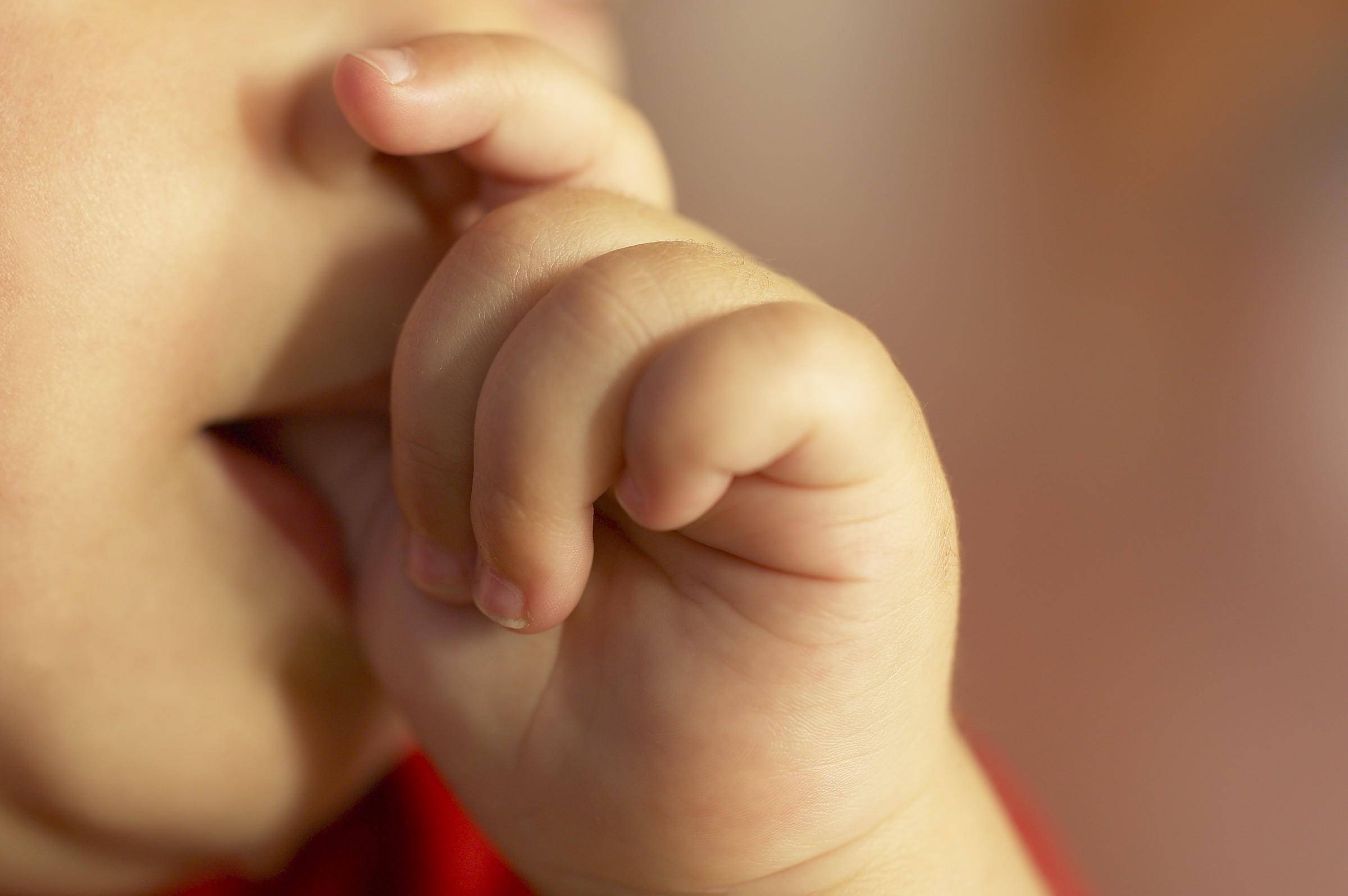 Как отучить ребенка сосать пальцы: советы и эффективные способы