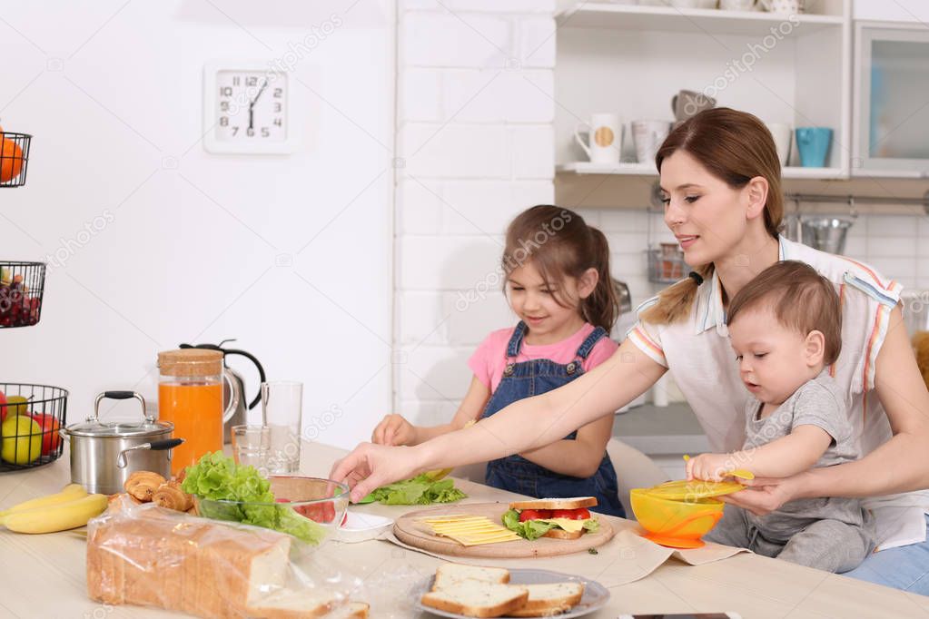 Чем занять ребенка на кухне, пока мама готовит