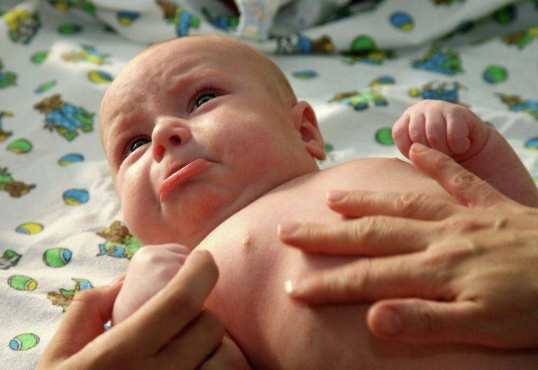 У грудного ребенка болит живот : причины и лечение — что делать?