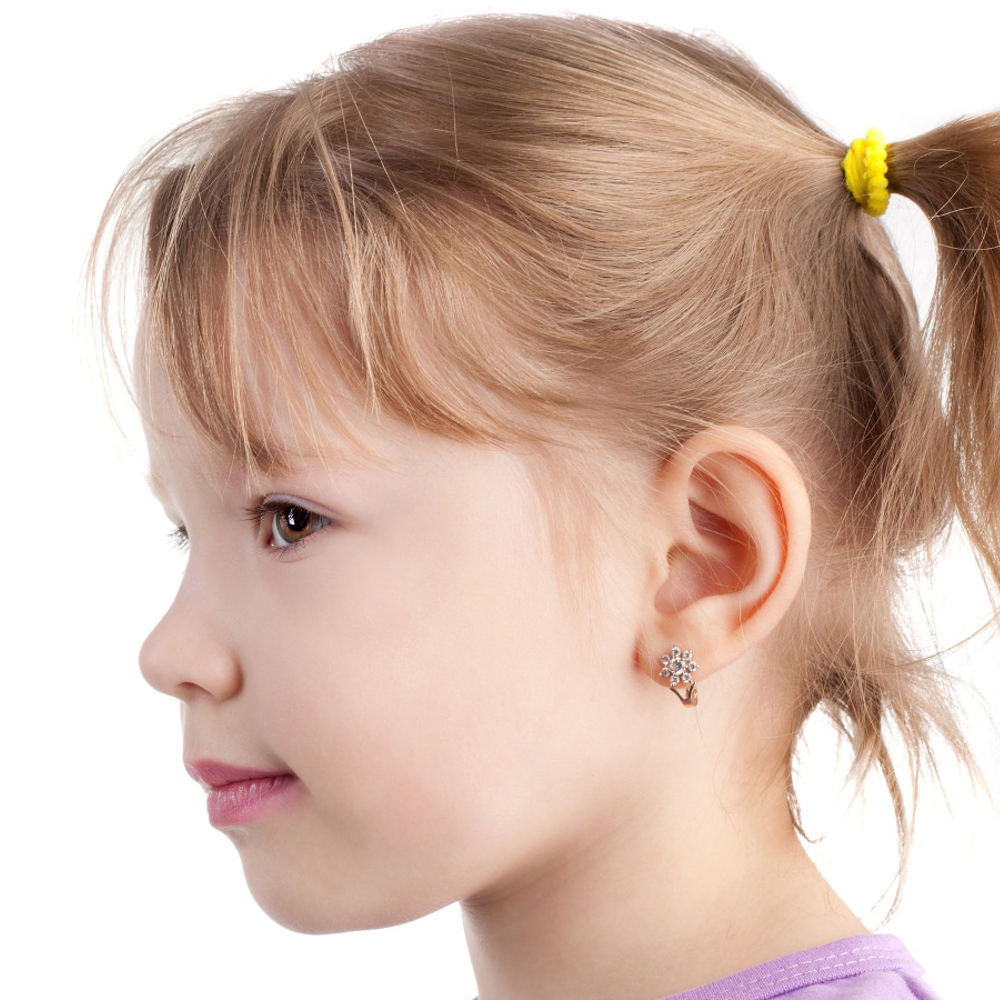 Когда лучше прокалывать уши ребенку: когда и в каком возрасте можно проколоть девочке