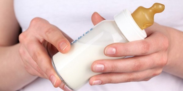 Как правильно сцеживать грудное молоко руками в бутылочку?