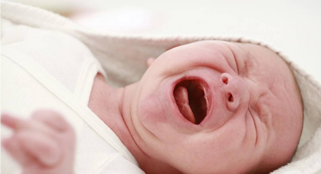 Почему у новорожденного дрожит подбородок (трясется): причины тремора