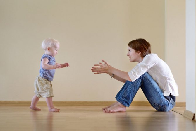 Как научить ребенка стоять без опоры