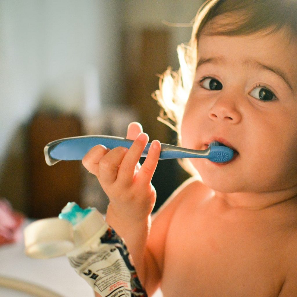Что делать если ребенок не дает чистить зубы