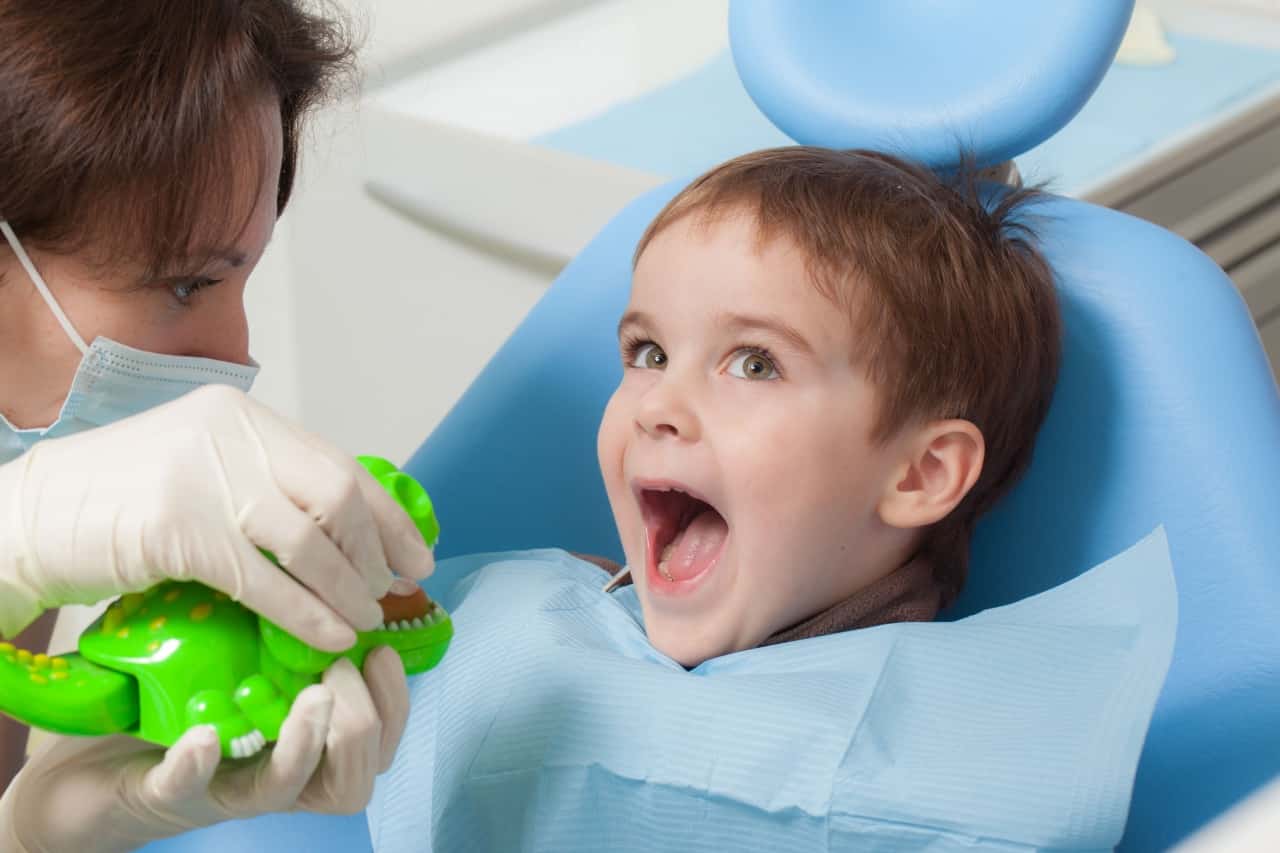 Что такое герметизация фиссур и для чего ее делают детям: «за» и «против» запечатывания молочных зубов от кариеса