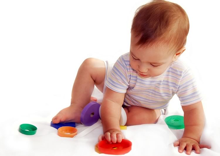 Чем занять малыша в 11 месяцев: развивающие игры и полезные игрушки для ребенка