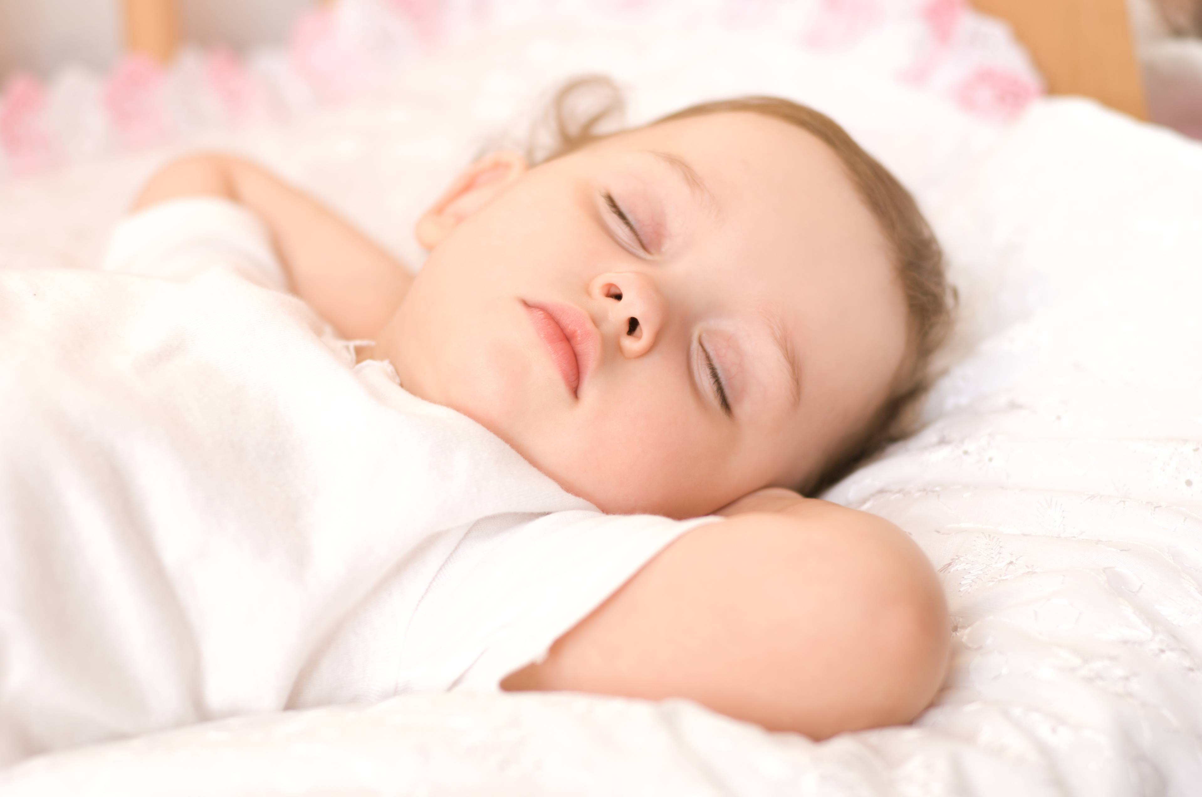 Ребёнок спит с приоткрытыми глазами: что делать?