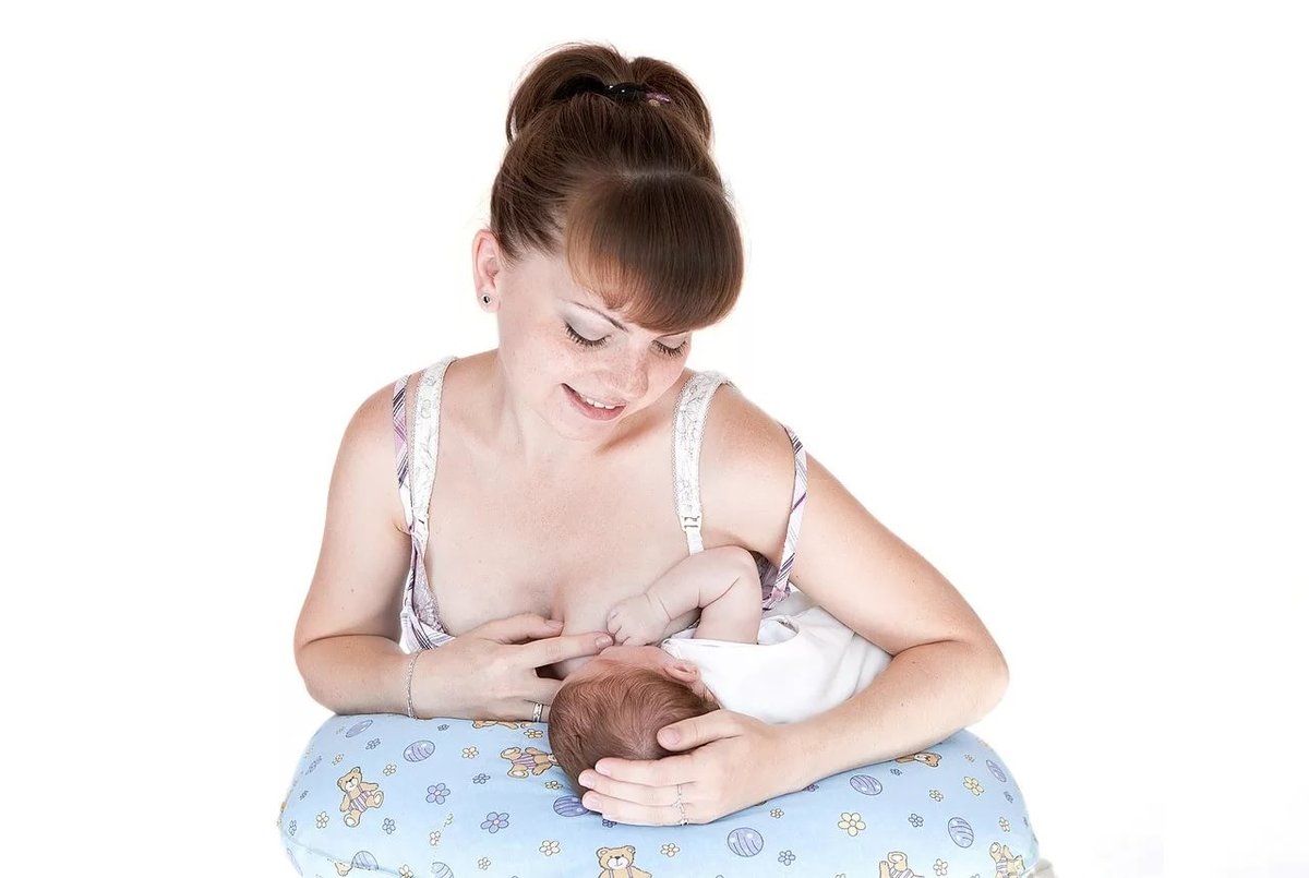 Как правильно прикладывать ребенка к большой и маленькой груди в первый раз и при последующих кормлениях: правильное положение новорожденного ребенка при кормлении грудью с фото и видео инструкциями | qulady