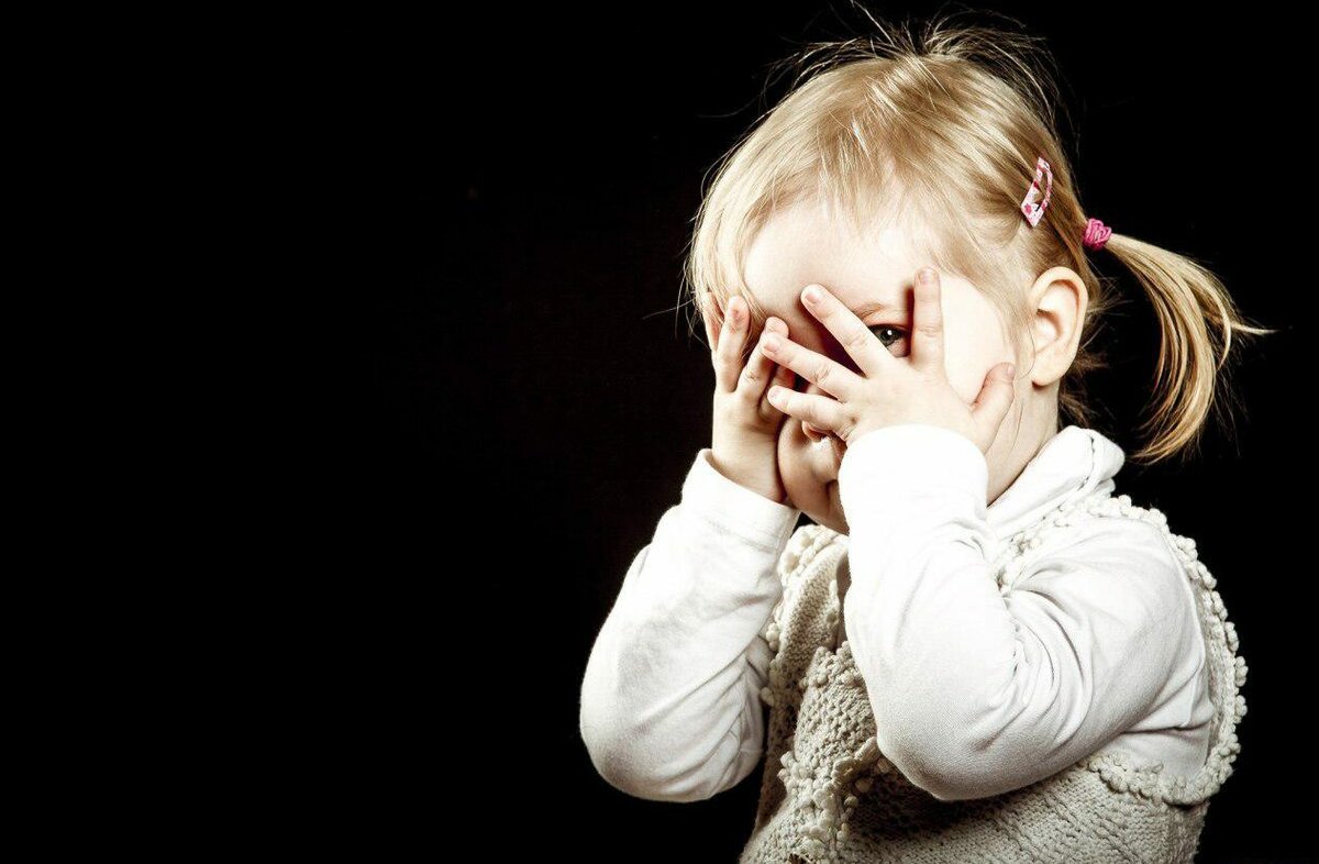 Ребенок боится чужих людей: причины страха, что делать, советы психолога