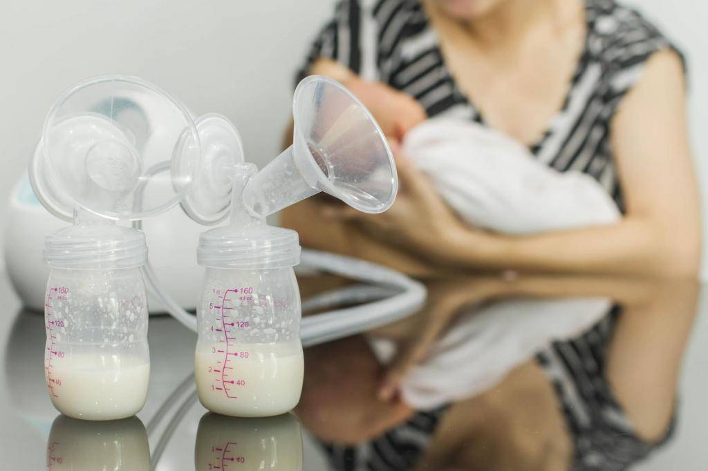 Нужно ли сцеживать молоко после кормления — все за и против