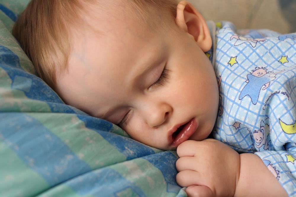 Почему ребенок храпит во сне и что делать?