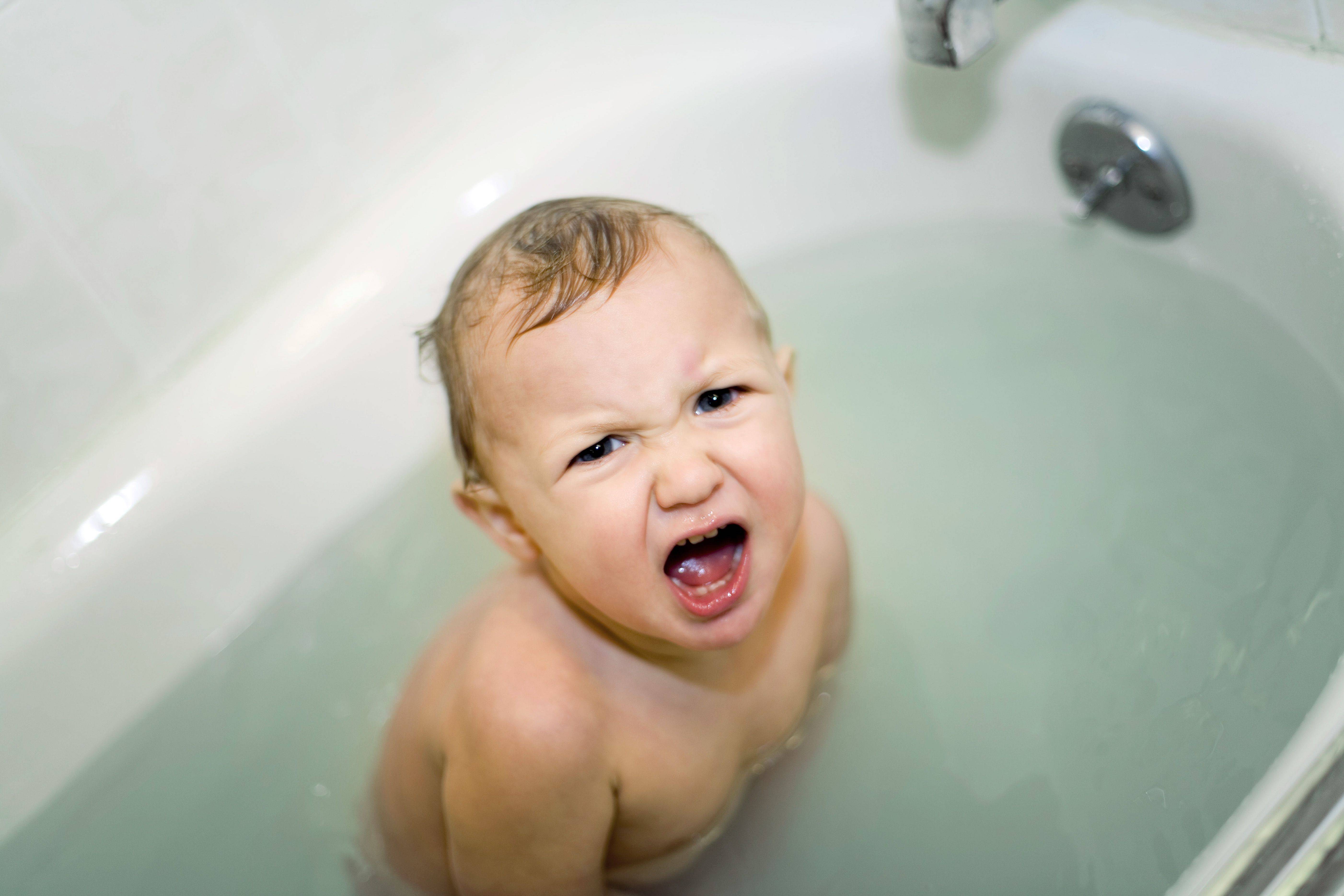 Ребенок боится купаться в ванной - что делать и почему так происходит?